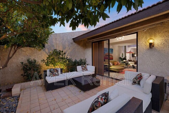 Building Photo - 1317 E Amado Rd