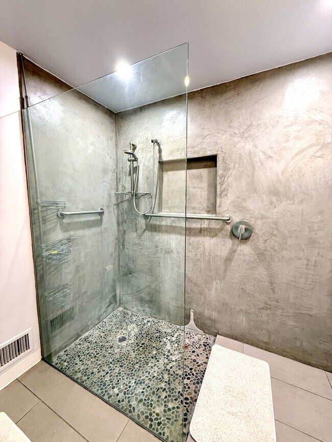 Building Photo - RIMCREST - Rare opportunity 2BR/2BA - Long Term - Furnished / Unfurnished