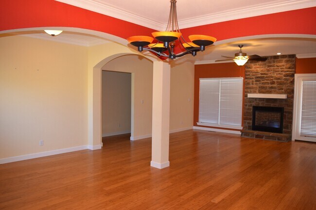 Building Photo - Gorgeous Home Located in Osage Hills Subdivision