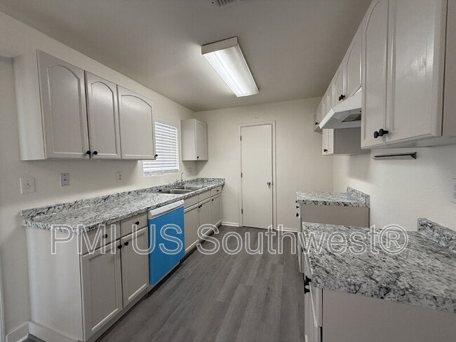 Building Photo - 664 Honeysuckle Rd