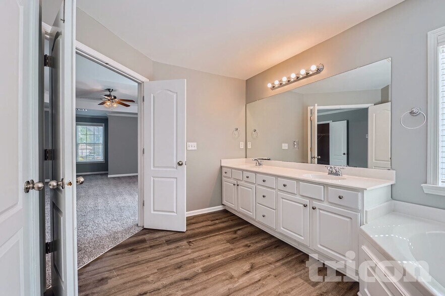 Building Photo - 3605 Long Lake Dr