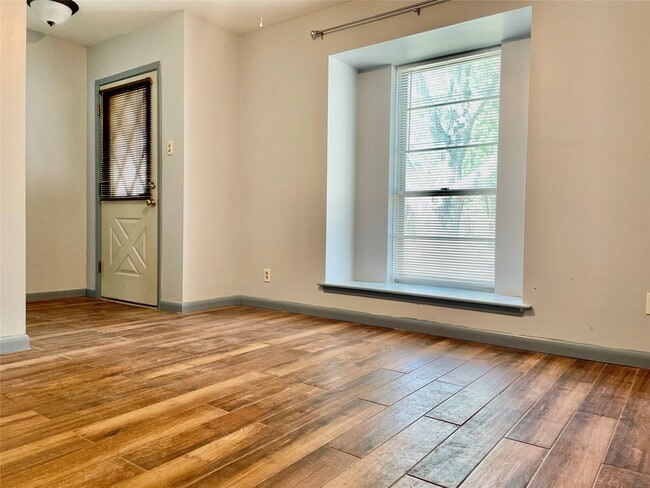 Building Photo - 2507 Lynn Dr