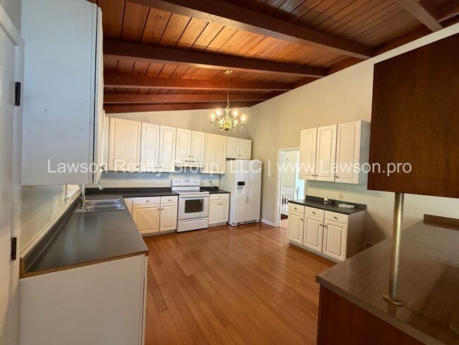 Building Photo - Beautiful Mid Century Modern Grandin Road Home