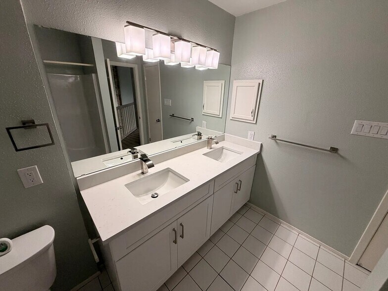 Building Photo - 13606 Dutch Myrtle