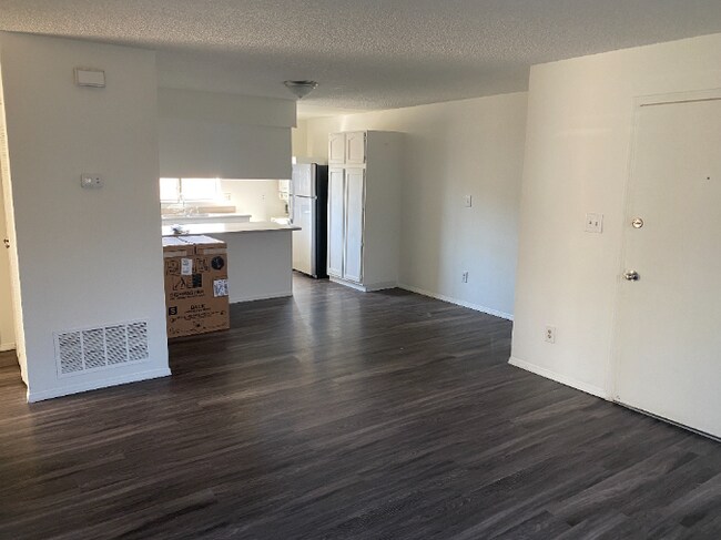 Building Photo - Cozy Condo Available NOW!