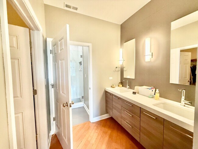 Building Photo - Stunning 2 Bed 2 Bath Plus Lofted Den in the Wicker Park area
