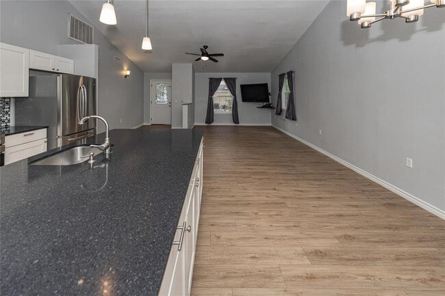Building Photo - 400 Oak Knob Dr