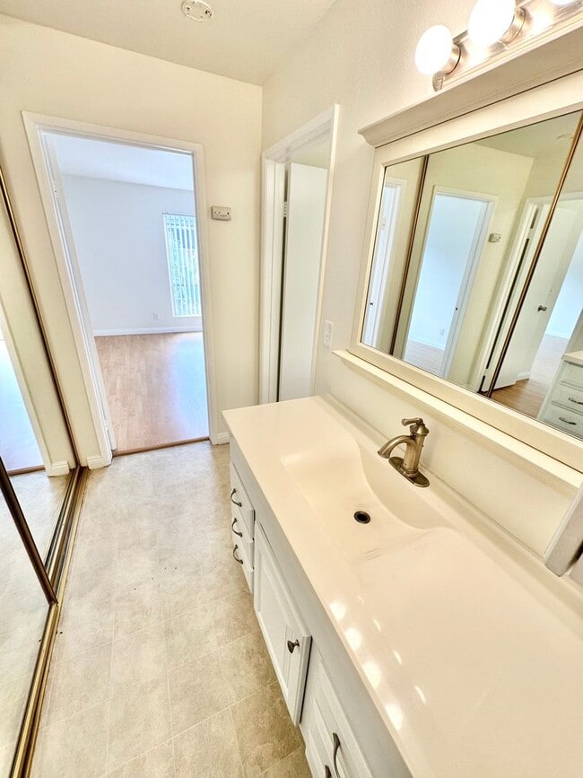 Building Photo - Spacious 1 Bedroom Condo on PCH