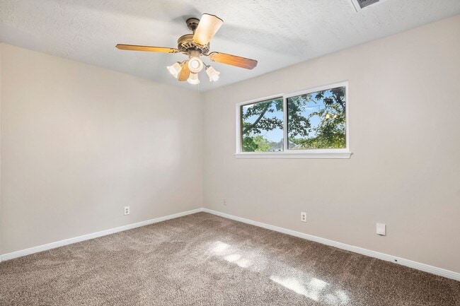 Building Photo - 11715 Park Creek Dr