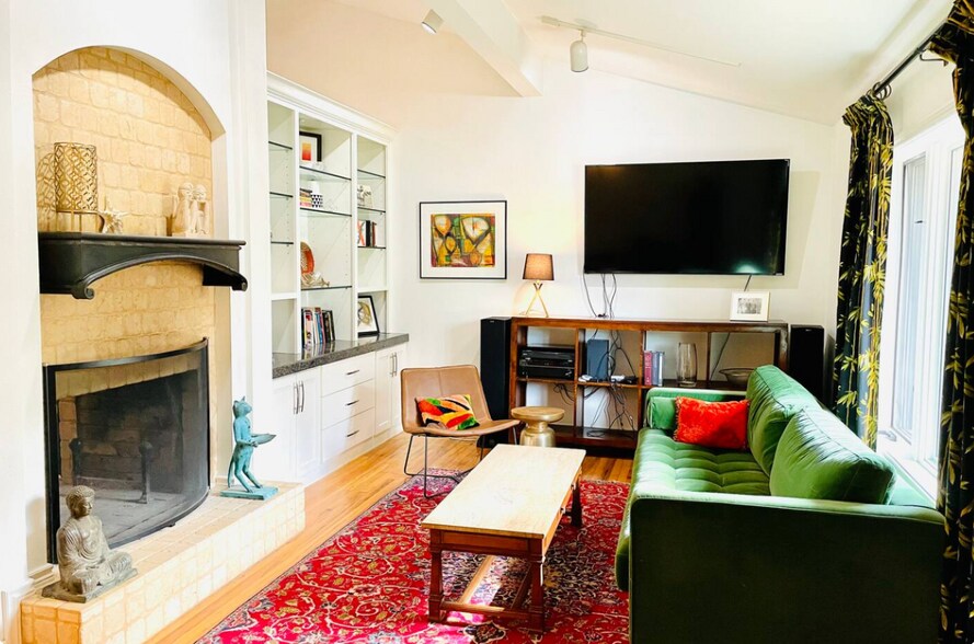 Front livingroom - 1656 N Broadview Dr