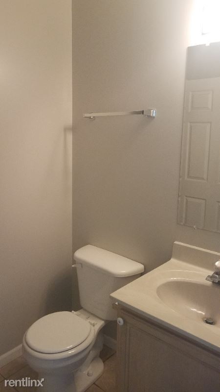 Building Photo - 3 br, 1.5 bath Townhome - 120 Albany Dr