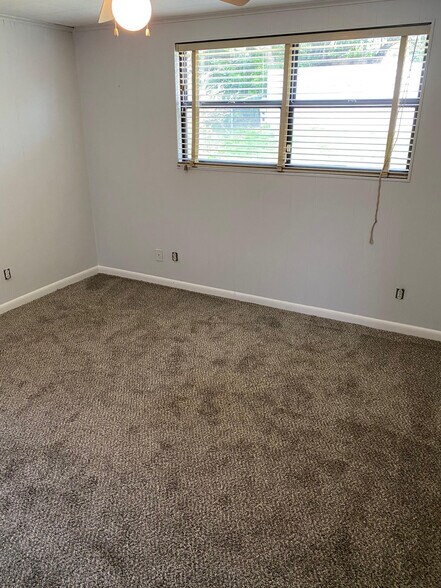 Building Photo - 849 Center Ln