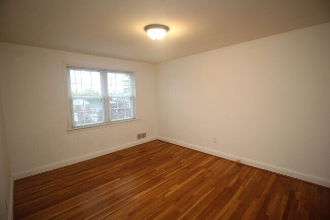 Building Photo - Lovely Towson 3bd/2ba Rowhome w/ CAC & W/D...