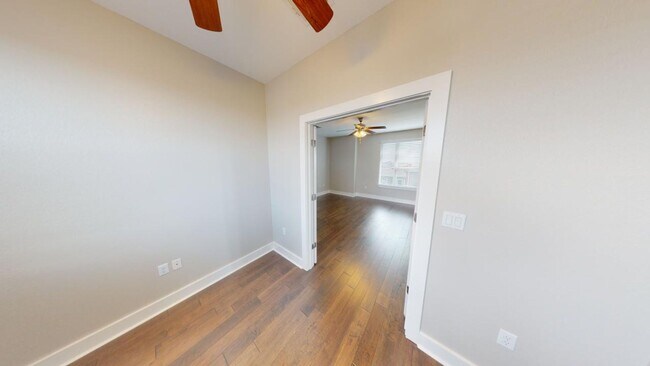 Building Photo - Gorgeous Condo in Edgewick - Minutes from Soco!