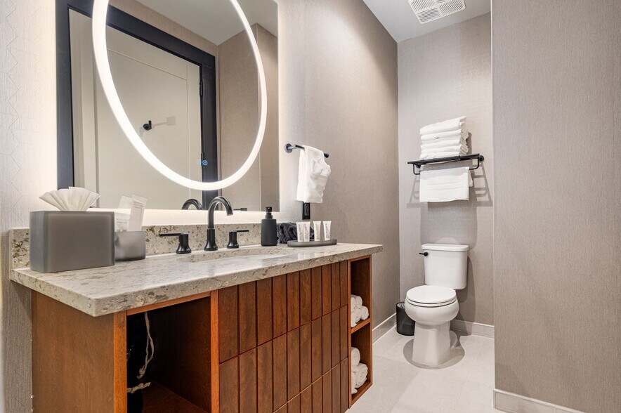 Building Photo - 1011 Canal St