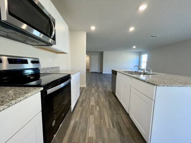 Building Photo - MOVE IN SPECIAL!! 4 bed 2 bath 2 car garag...