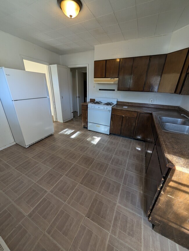 Building Photo - 346 N Main St