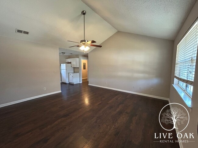 Building Photo - MOVE IN SPECIAL: $500 OFF 1ST MONTH'S RENT!**