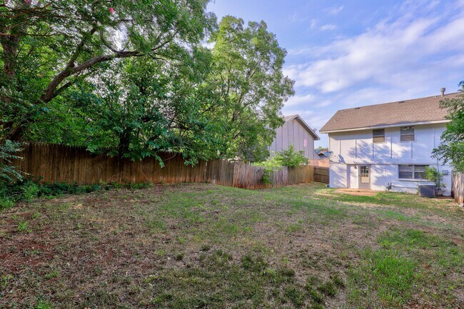 Building Photo - 4 Bedroom,2.5 Bath and 2 Car Garage Duplex with Fireplace and Prime Location Near Lake Hefner