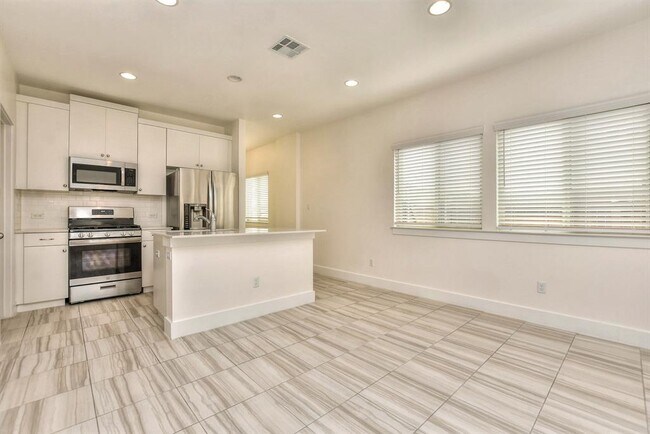 Building Photo - 420 White Steppe Way