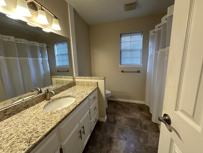 Building Photo - Come take a look at this 3-bedroom 2-bath home on the West side of Russellville.