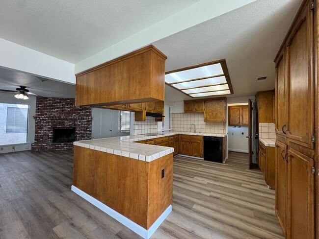 Building Photo - 657 W Escalon Ave
