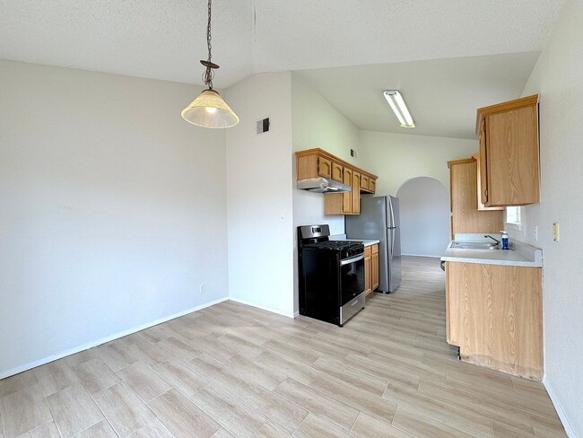 Building Photo - East El Paso 2bed/2Bath Duplex!