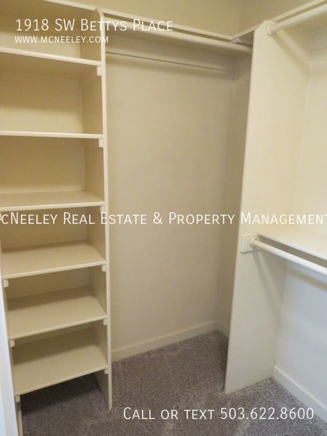 Building Photo - 1918 SW Betty's Pl