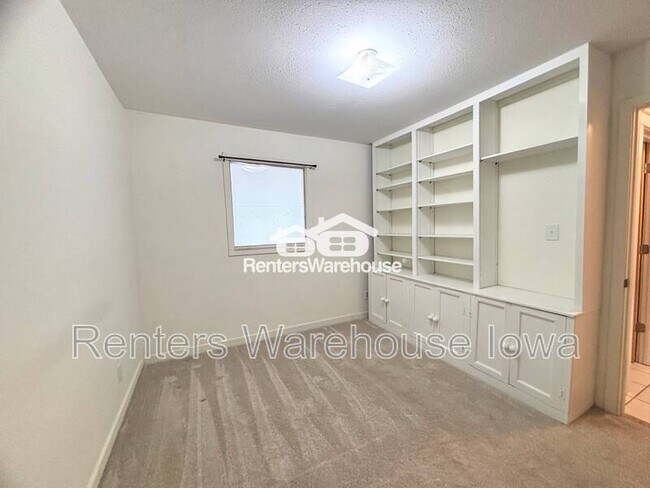 Building Photo - 32487 K Ave