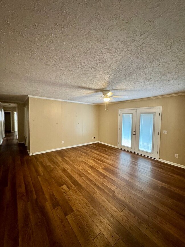 Building Photo - 4 Bed 2 Bath Brick House