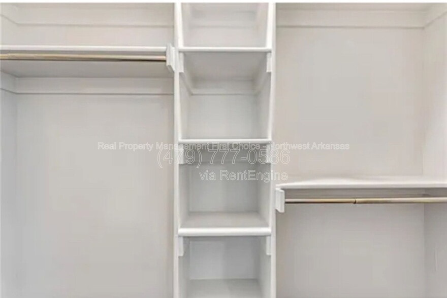 Building Photo - 998 S Benchmark Ln