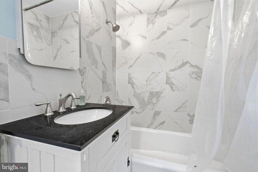 Building Photo - 3225 Chestnut St NE