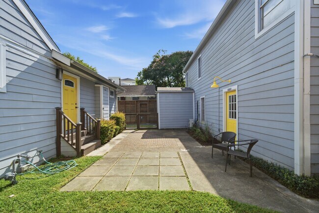 Building Photo - 1523 1/2 Bonnie Brae St