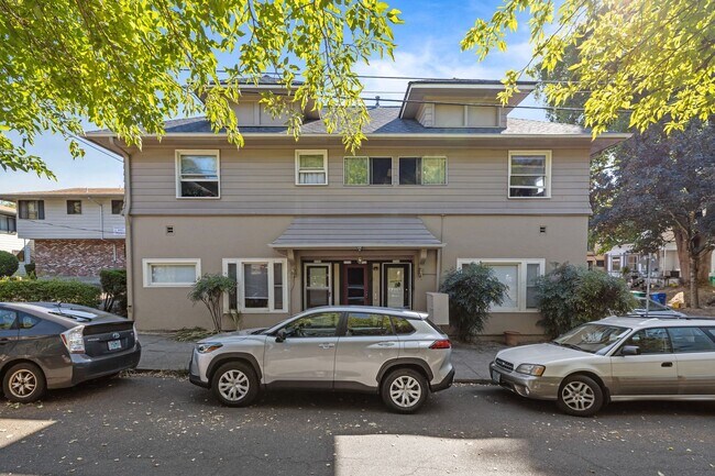 Building Photo - Winter Move-In Special!! Inner SE ::: RARE Opening, Vintage 1bd Near Belmont & Hawthorne!