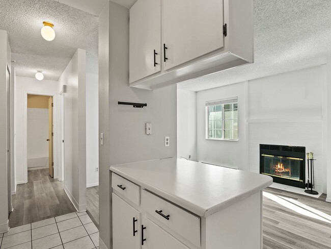 Building Photo - Cozy 2 Bed 2 Bath Condo Blocks from CSU Ca...