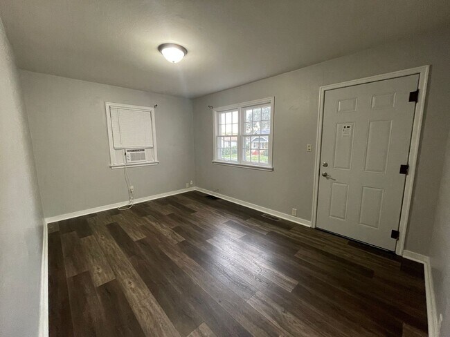 Building Photo - 1 Bedroom Home - Washer-Dryer Included!