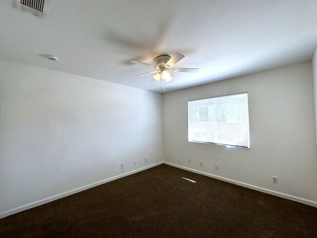 Building Photo - AVAILABLE NOW!! 3 Bedroom 2 Bath Apartment...