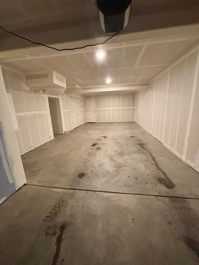 Building Photo - River Terrace Townhome available now!!