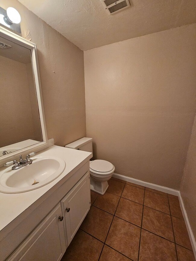 Building Photo - (3) Bed/(1.5) Bath Townhome Avail NOW!