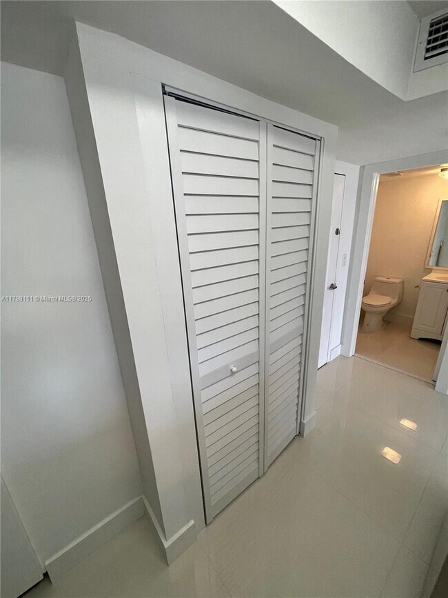 Building Photo - 540 Brickell Key Dr