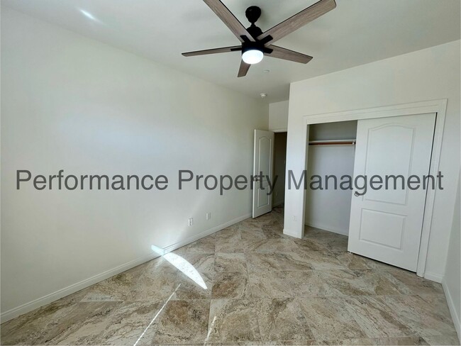 Building Photo - Spacious 4 Bed/2 Bath Home in SW Bakersfie...