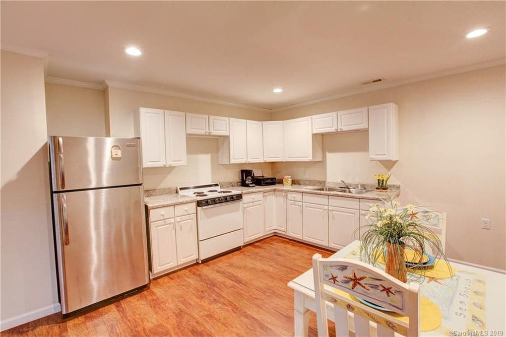 Large Kitchen - 800 Edgewater Dr