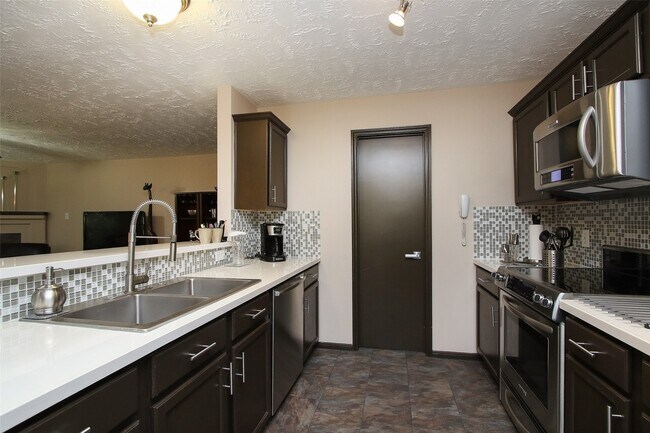 Building Photo - 8051 Bay Branch Dr