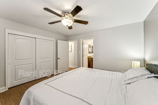 Building Photo - 530 W 10th St