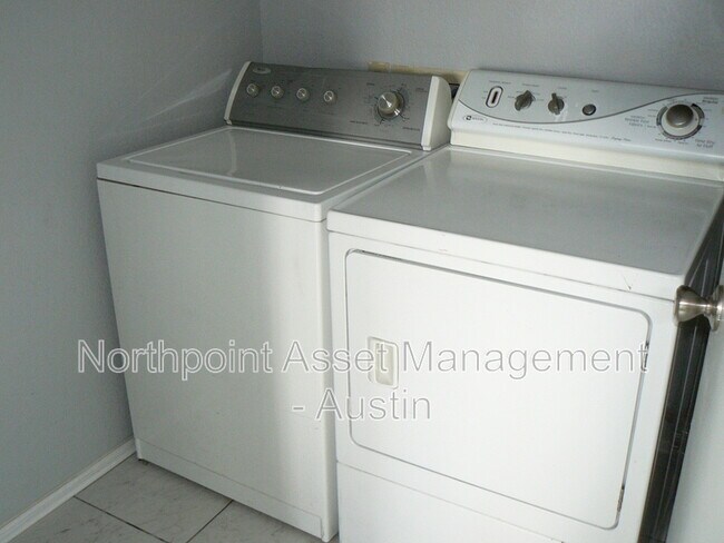 Building Photo - 1701 Yucca Ln