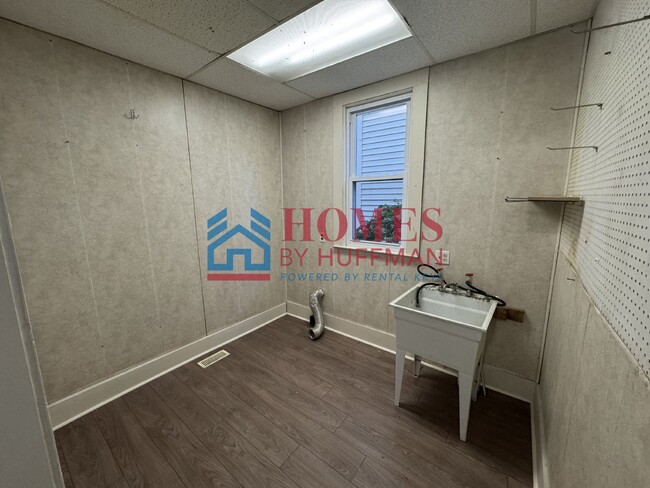 Building Photo - Three Bedroom House | Two Bath