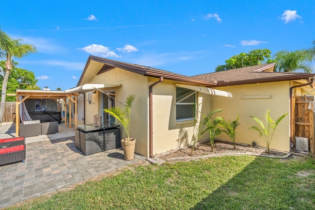 Building Photo - 7021 Sonata Dr