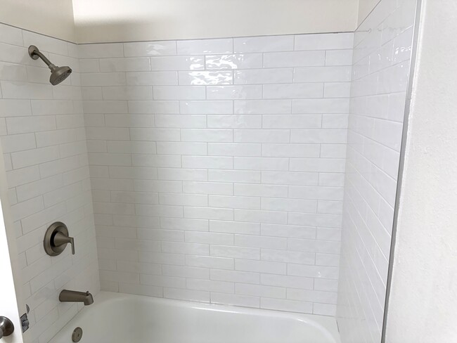 Tub/shower combo in guest bath - 1249 Mission Verde Dr