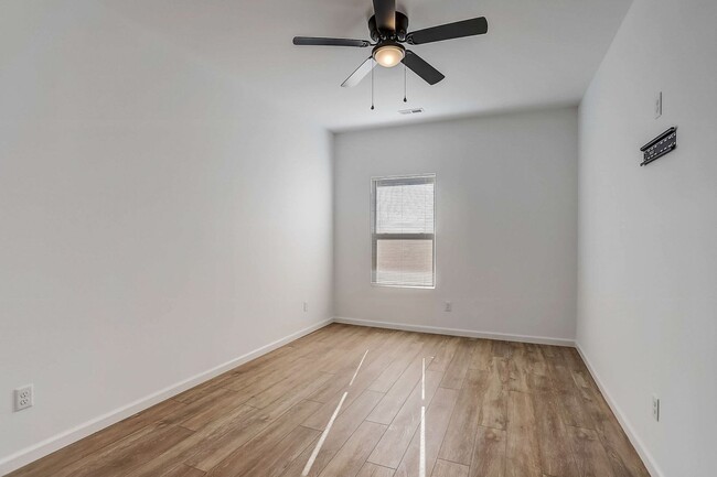 Building Photo - 303 Parkview Dr