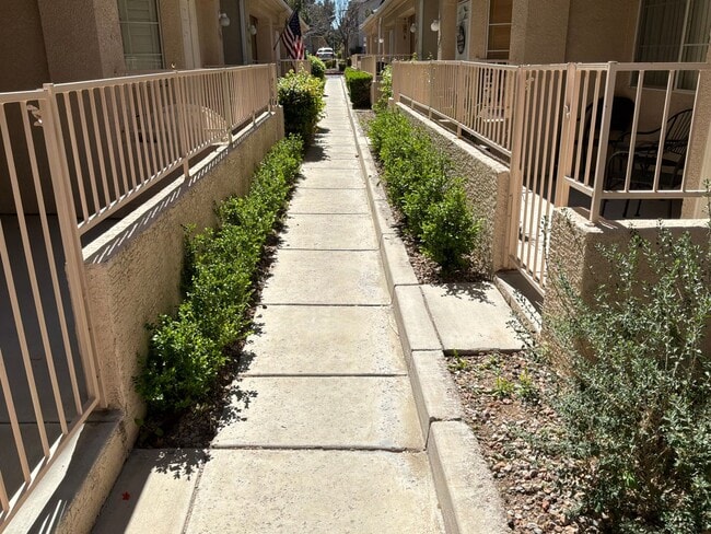 Building Photo - 3 Bedrooms 2.5 Bathrooms 2 car attached garage Gated Subdivision